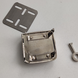 Замок-защелка портфельный на винтах 42*40 Серебро