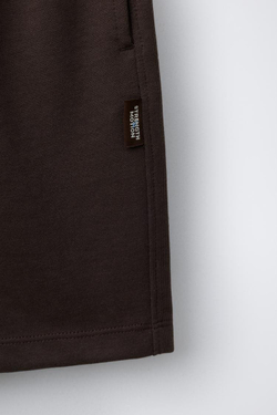 ZARA КОМПЛЕКТ ИЗ ФУТБОЛКИ И ШОРТОВ-БЕРМУДОВ ИЗ ТКАНИ ИНТЕРЛОК С НАДПИСЬЮ, ШОКОЛАДНЫЙ