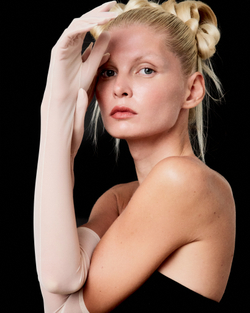 Перчатки из бежевой сетки выше уровня локтя