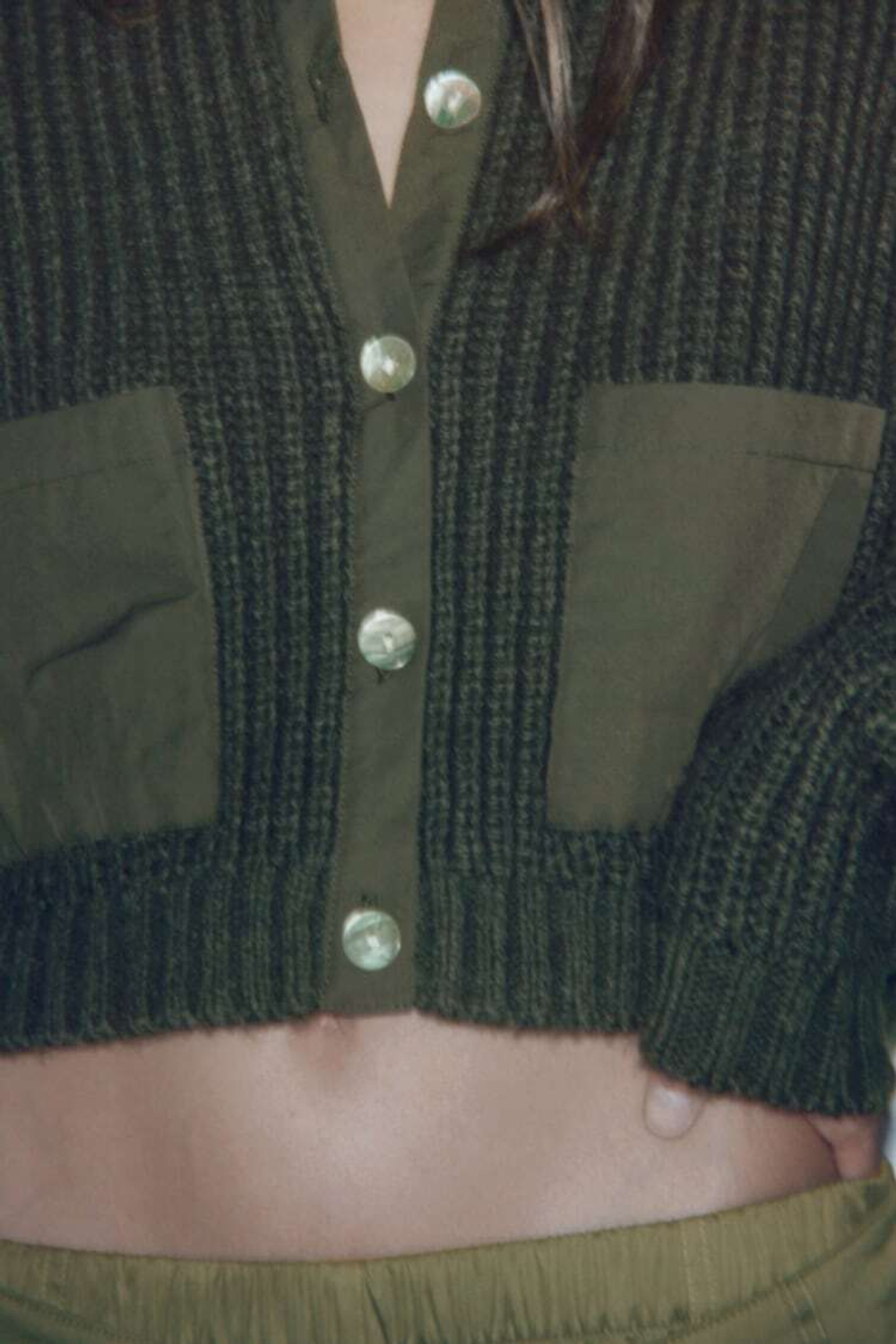 ZARA КАРДИГАН С КОНТРАСТНЫМИ КАРМАНАМИ, ТЕМНЫЙ ХАКИ