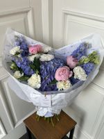 Букет из гортензии, хризантемы, дельфиниума лизиантцса и пионов