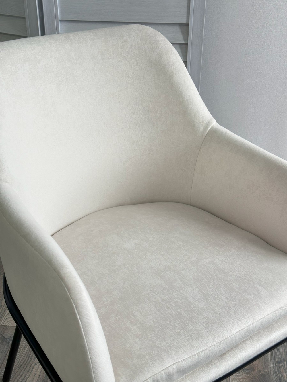 Стул М-City DISAUR Алистер, Rain 1 Молочный Велюр, Черный каркас