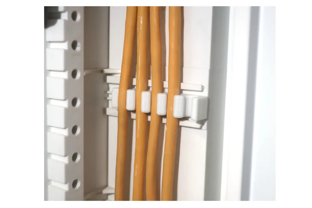 Крепление UTP кабеля для мультимедийных шкафов ABB UK600 (Cat5/5e)
