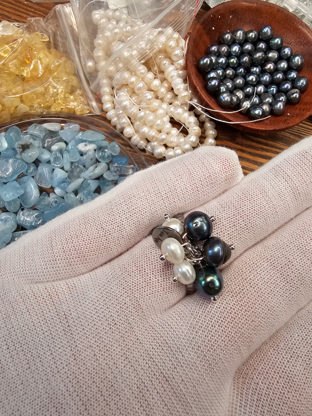 Кольцо авторское с культивируемым жемчугом и натуральными камнями "Ягодка"