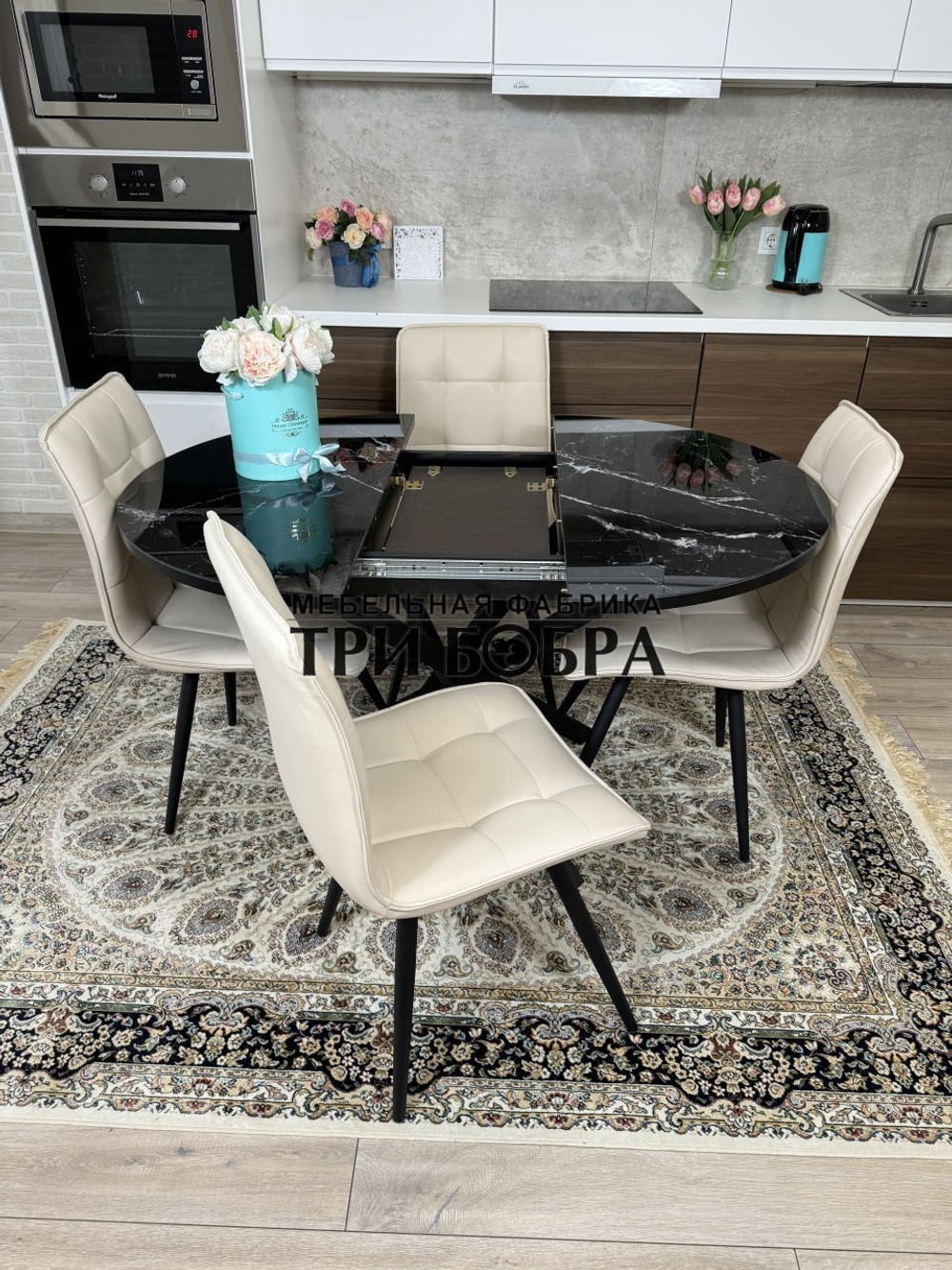 Круглый стеклянный раздвижной стол "Черный оникс" и стулья "ГУЧИ" ваниль