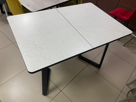 Стол разд пластик Миллер бабочка К-т ног №5 черный Царг.пояс 930 черный Ст-ца мрамор марквина белый