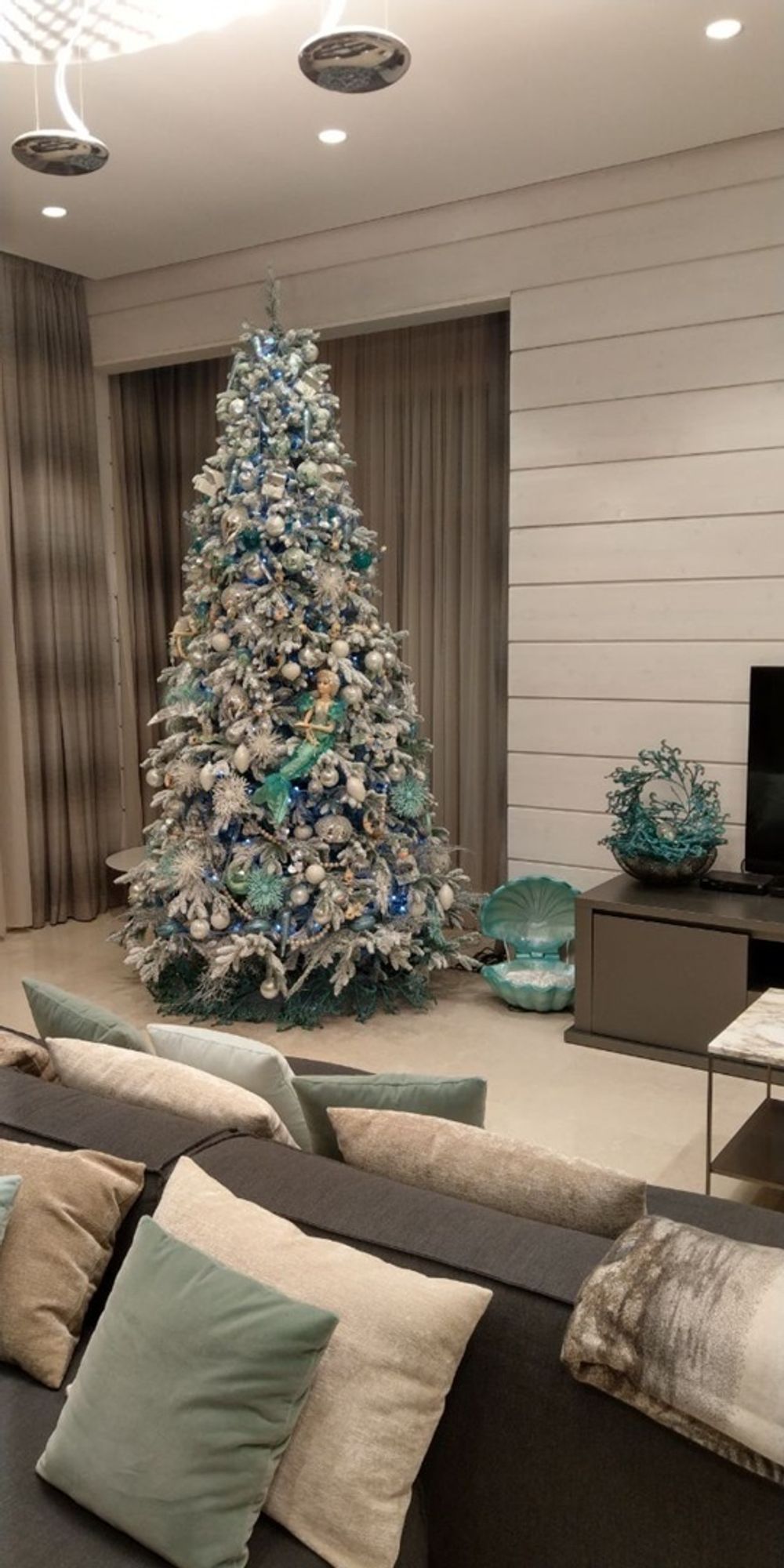 Заснеженная ель с гирляндой «Барокко» теплый свет (Литая+пвх) 120 см / 1,2 м