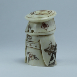 Нэцкэ самурай в круглой шапке с мечом на поясе