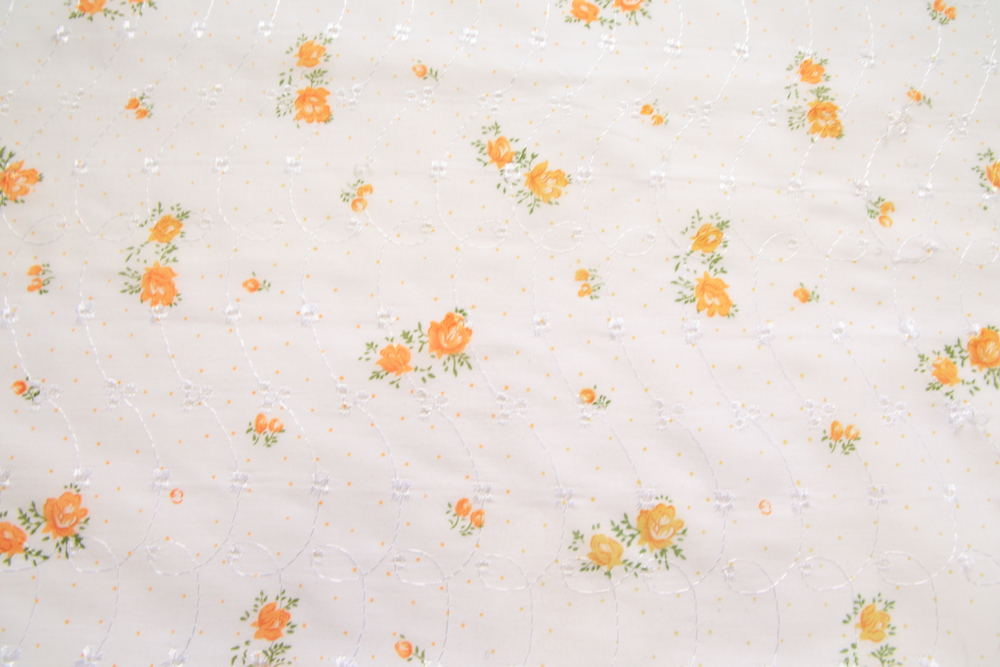 Батист вышивка белый в персиковый цветок