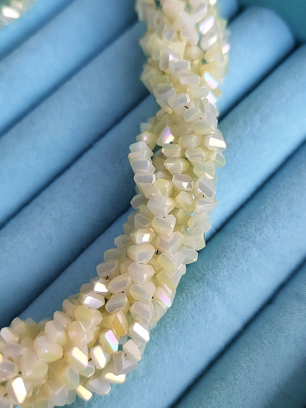 хтр4-ск Стрекло граненое треугольник 4*3мм, слоновая кость, нить 39см