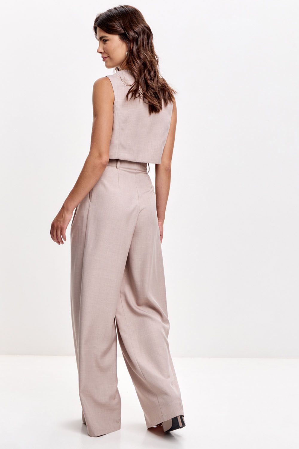 Свободные брюки с защипами серо-бежевого цвета