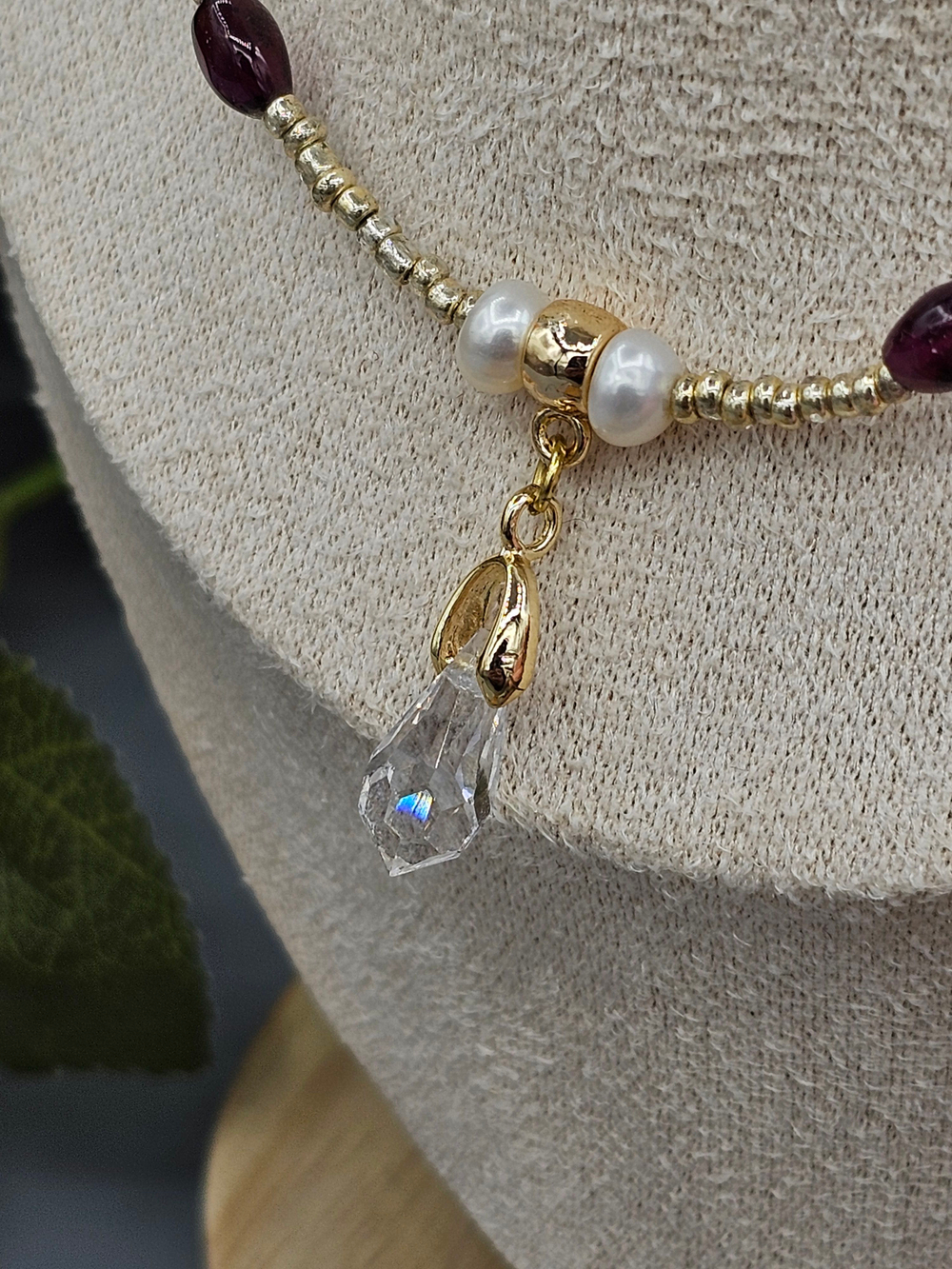 Колье ручной работы из натурального граната и жемчуга "Гранат и жемчуг"