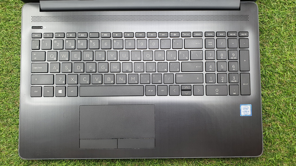Ноутбук HP i5-7/4 Gb/Mx110 2 ГБ/FHD/15-da0308ur [5cs74ea]/Windows 10