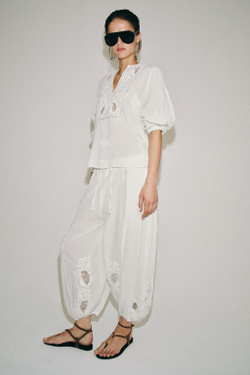 ZARA РУБАШКА С ВЫШИВКОЙ И КРУЖЕВОМ — ZW COLLECTION, БЕЛЫЙ