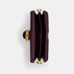 COACH СУМКА ЧЕРЕЗ ПЛЕЧО TABBY С ЦЕПОЧКОЙ И СТЕЖКОЙ, БОРДОВЫЙ