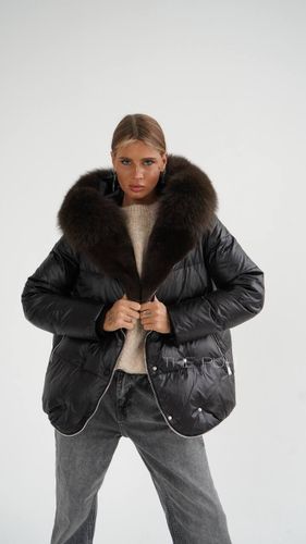 Черно-шоколадный пуховик с меховой отделкой