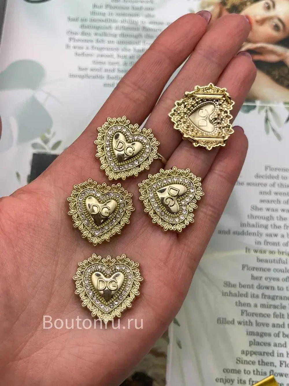 Декоративный пришивной элемент ДГ. сердце золотое со стразами
