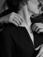 Медальон с гравировкой «Любовь никогда не перестает»