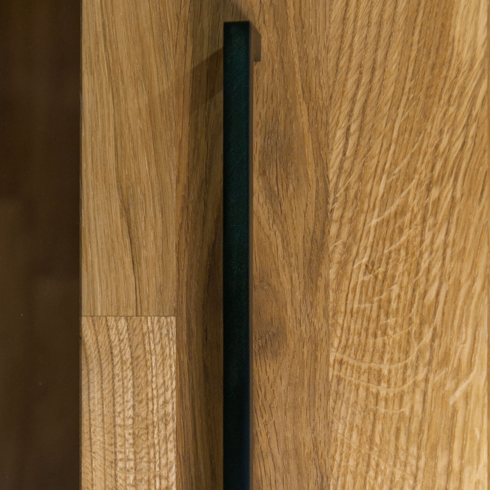 Шкаф-витрина Флеверс из массва дуба