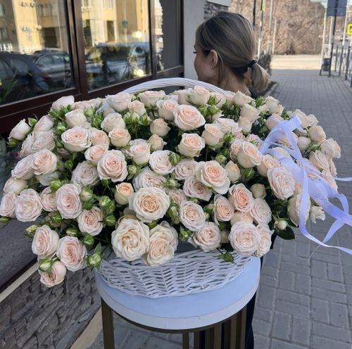 Огромная корзина из кустовых роз
