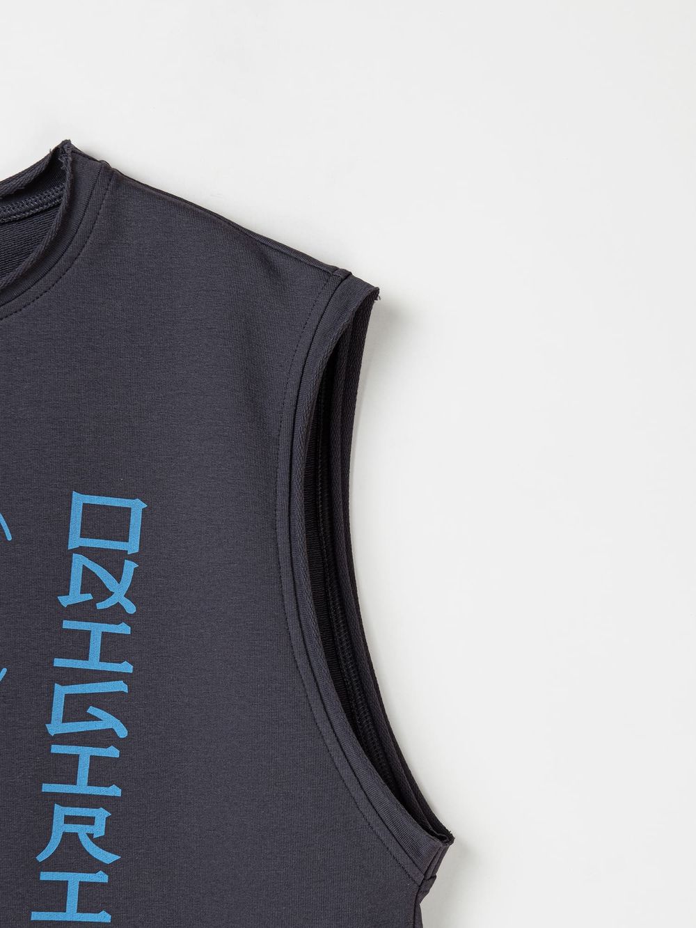 Футболка из футера без рукавов "Графит" с принтом 7+