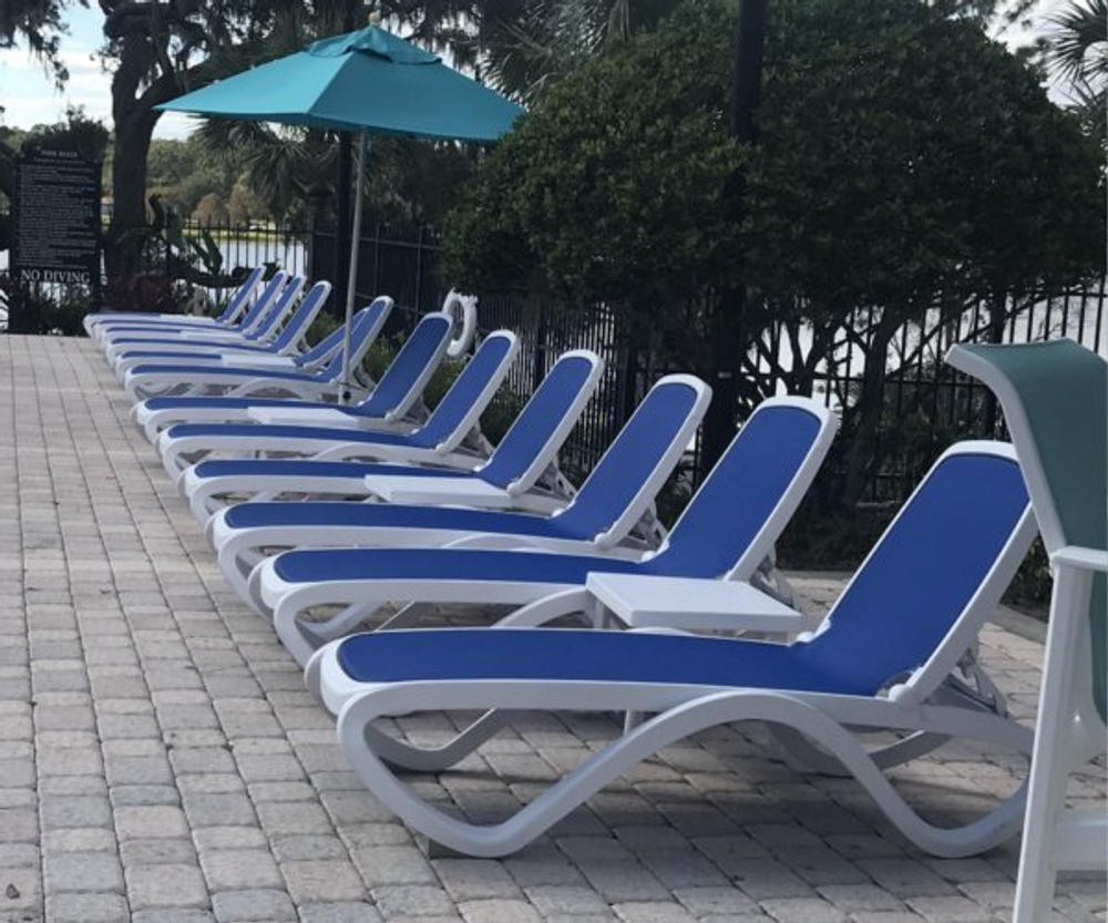 Шезлонг-лежак пластиковый Nardi Omega, белый, синий