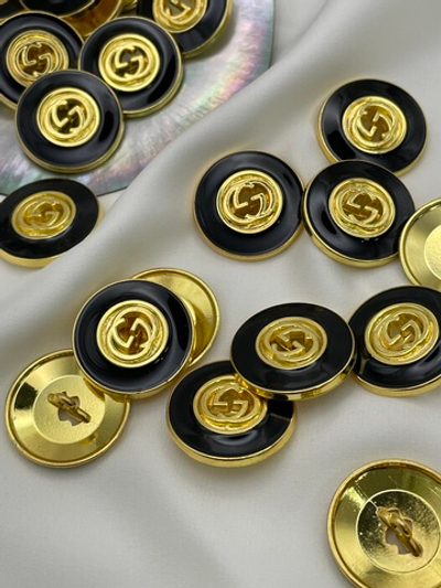 Пуговицы Гучч. золотые в черном обрамлении эмаль