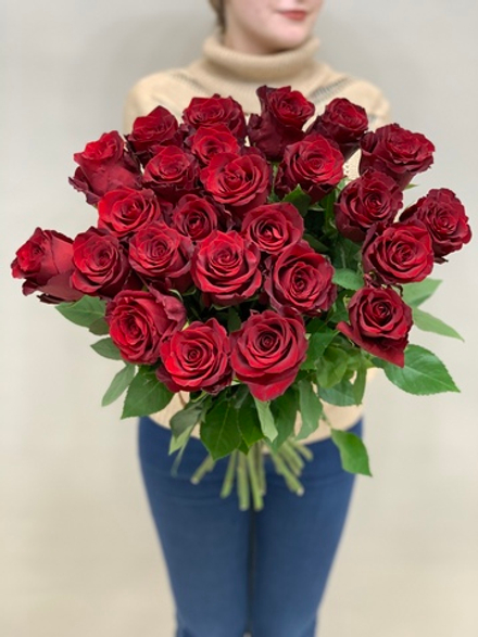 Букет 25 красных роз Эквадор 70см в ленте