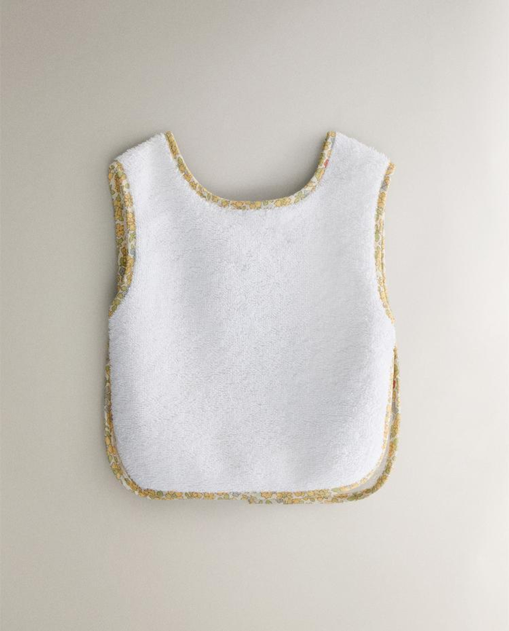 ZARA HOME ДЕТСКИЙ НАГРУДНИК С ЦВЕТОЧНЫМ ПРИНТОМ, КРЕМОВЫЙ