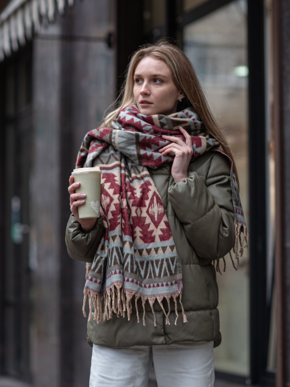 Теплый палантин с орнаментом