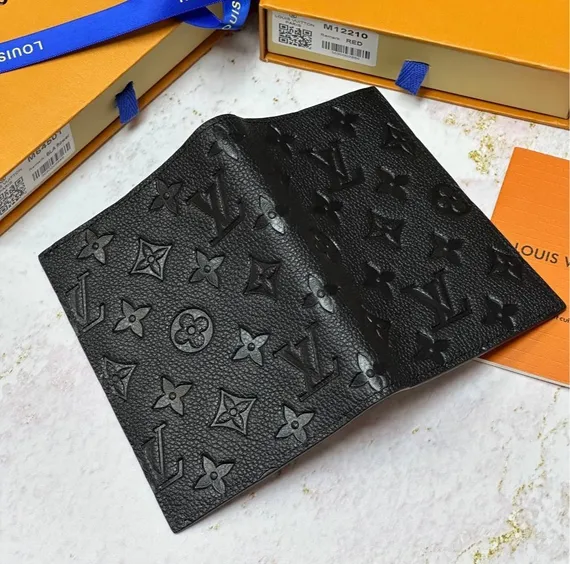 Обложка для паспорта Louis Vuitton Monogram Empreinte черный