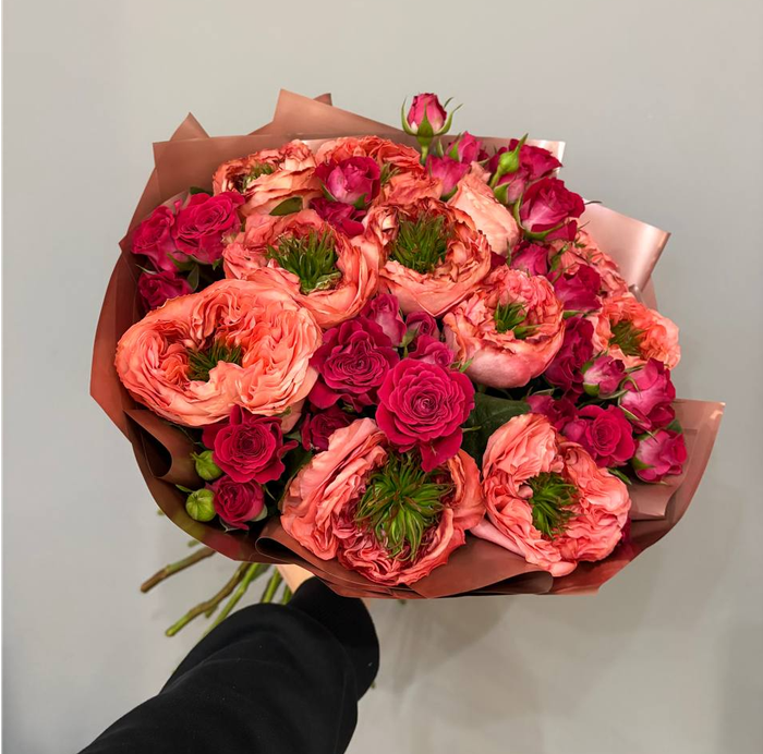 Букет из пионовидных роз с кустовыми розами