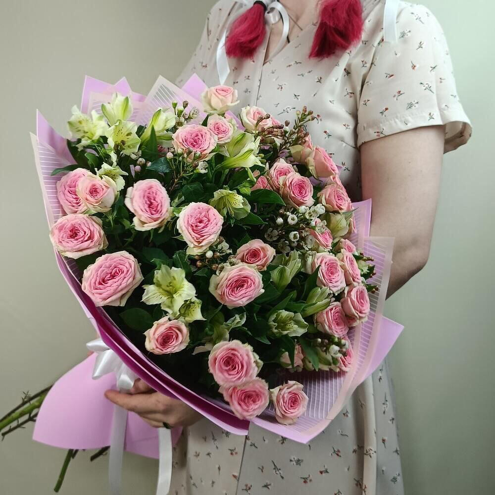 Нежный букет из розовых кустовых роз альстромерий и зелени в дизайнерской упаковке