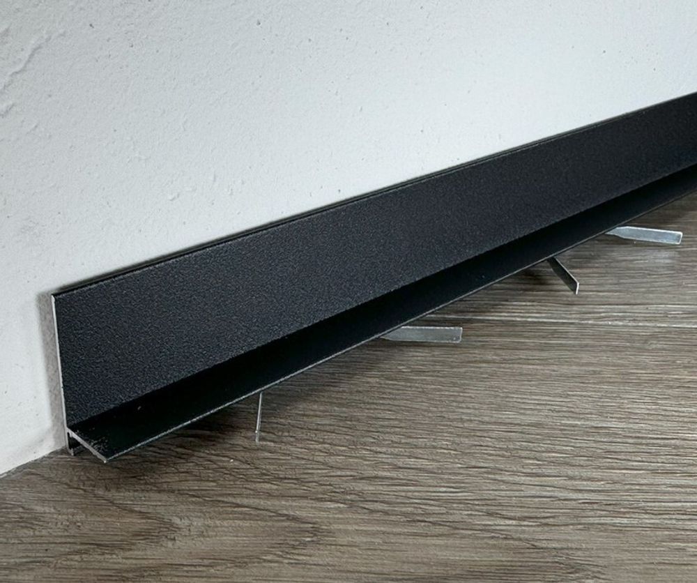 Щелевой плинтус Pro Design Mini L 601 черный, 2700x15,5x35 мм