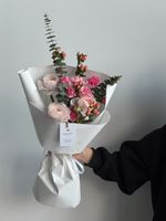 Сборный букет из гиперикума, ранункулюсов, кустовых диантусов и эвкалипта