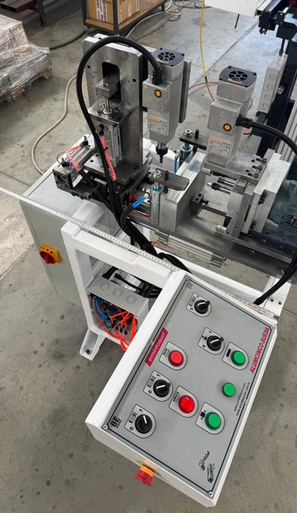 ПОЛНОСТЬЮ АВТОМАТИЧЕСКИЙ КОПИРОВАЛЬНО-ФРЕЗЕРНЫЙ СТАНОК ALUMCINCO-SUEDA С PLC УПРАВЛЕНИЕМ для создания отверстий под петли в алюминиевых мебельных фасадах