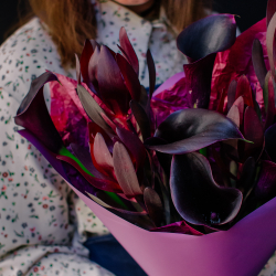 46. Насыщенный дуо-букет с каллами и леукондендронами