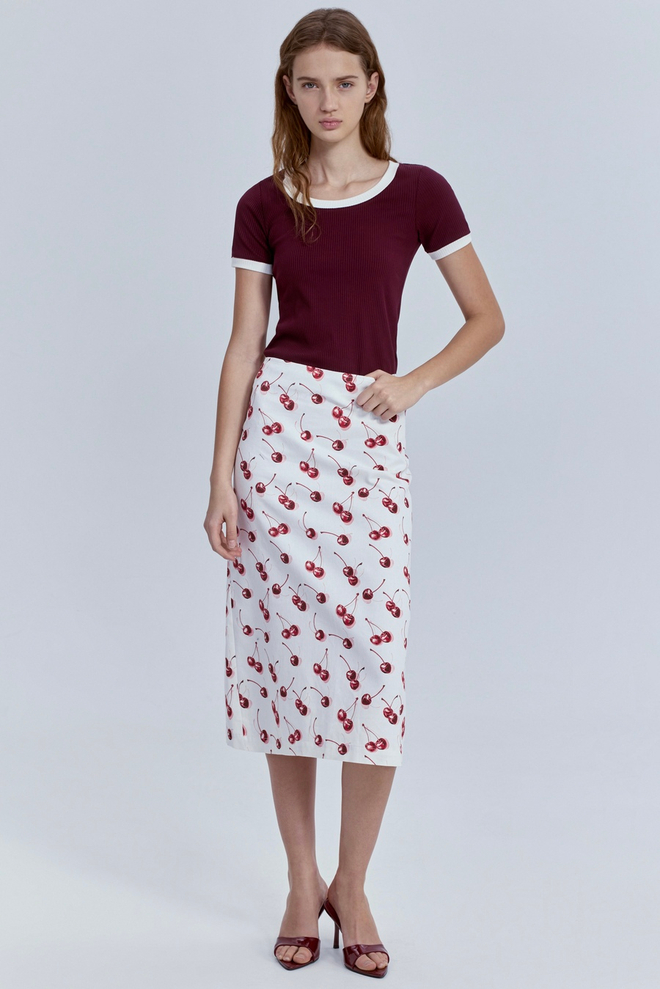 Юбка прямая из лёгкого денима с принтом Вишни