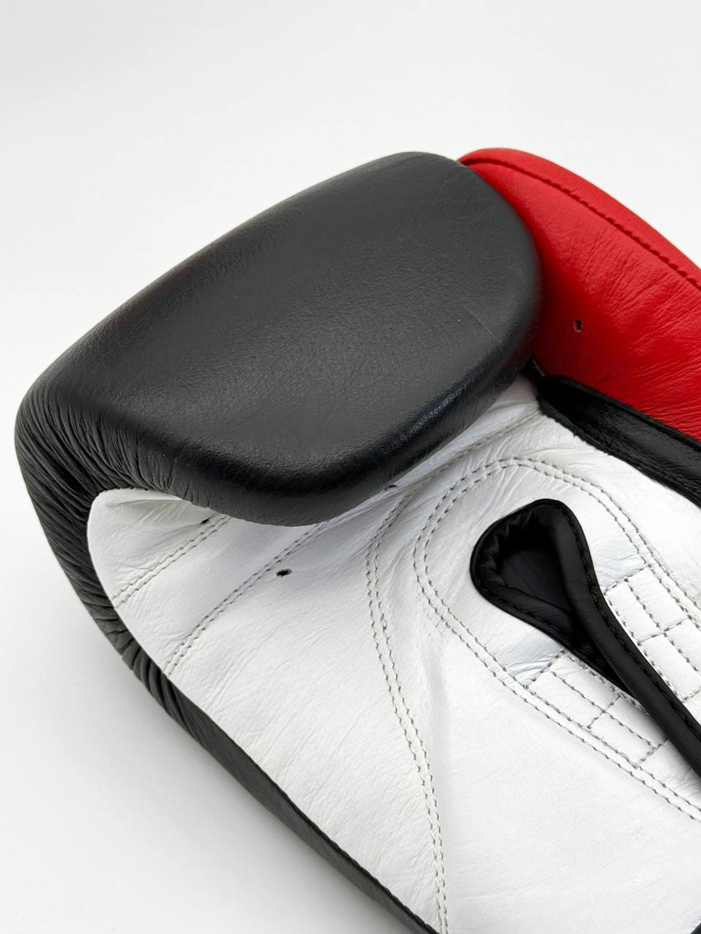 Перчатки боксерские LEADERS LiteSeries (черно-красные)