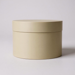 Плотная короткая круглая коробка(без ручек). Цвет: Нежно желтый.