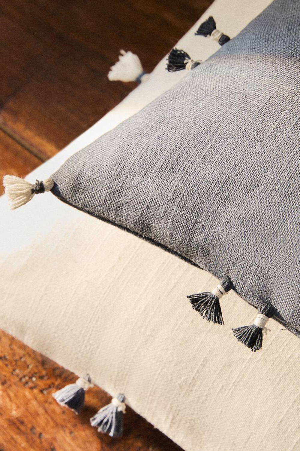 ZARA HOME ЧЕХОЛ ДЛЯ ДЕКОРАТИВНОЙ ПОДУШКИ С КИСТОЧКАМИ, СИНИЙ