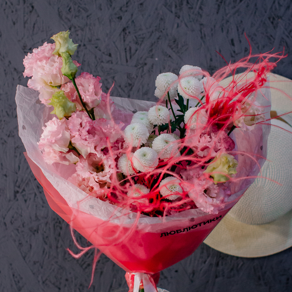 94. Яркий воздушный букет в нежных тонах с красными акцентами