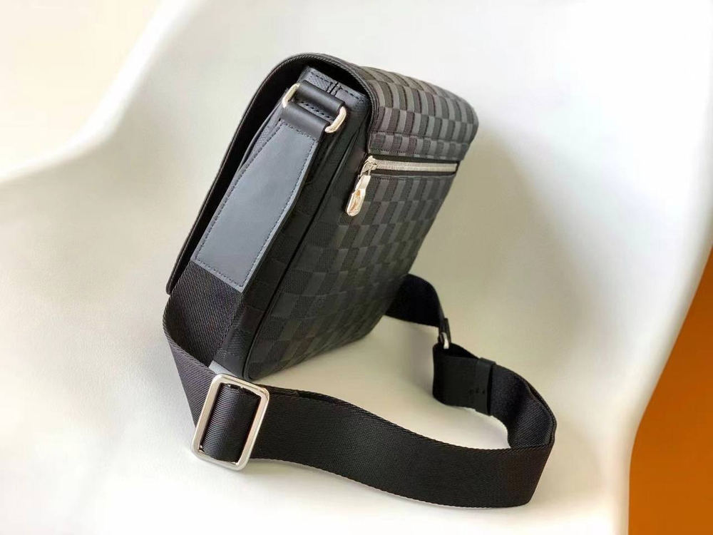 Сумка-мессенджер Louis Vuitton