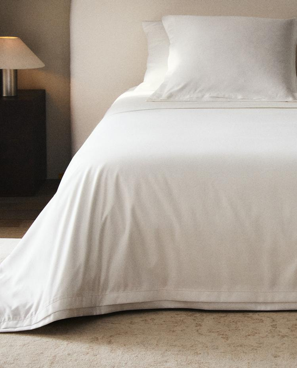 ZARA HOME ПОДОДЕЯЛЬНИК ИЗ САТИНА С КАЙМОЙ (1000 НИТЕЙ), БЕЛЫЙ