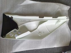 36001-0215-25R. COVER-SIDE,RH,UP WHITE+LO EBO. Kawasaki.