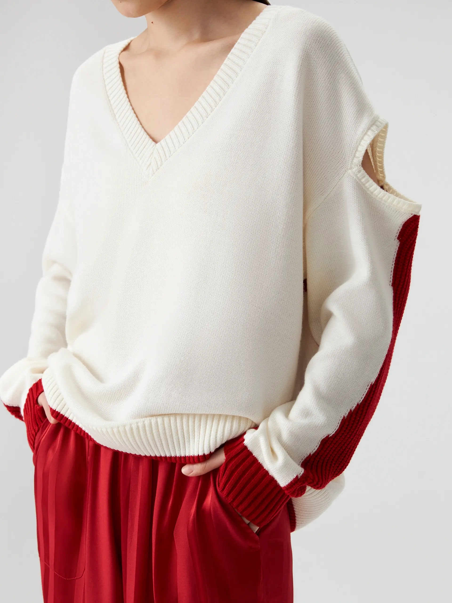 Свитер с разрезами на плечах OLA OLA