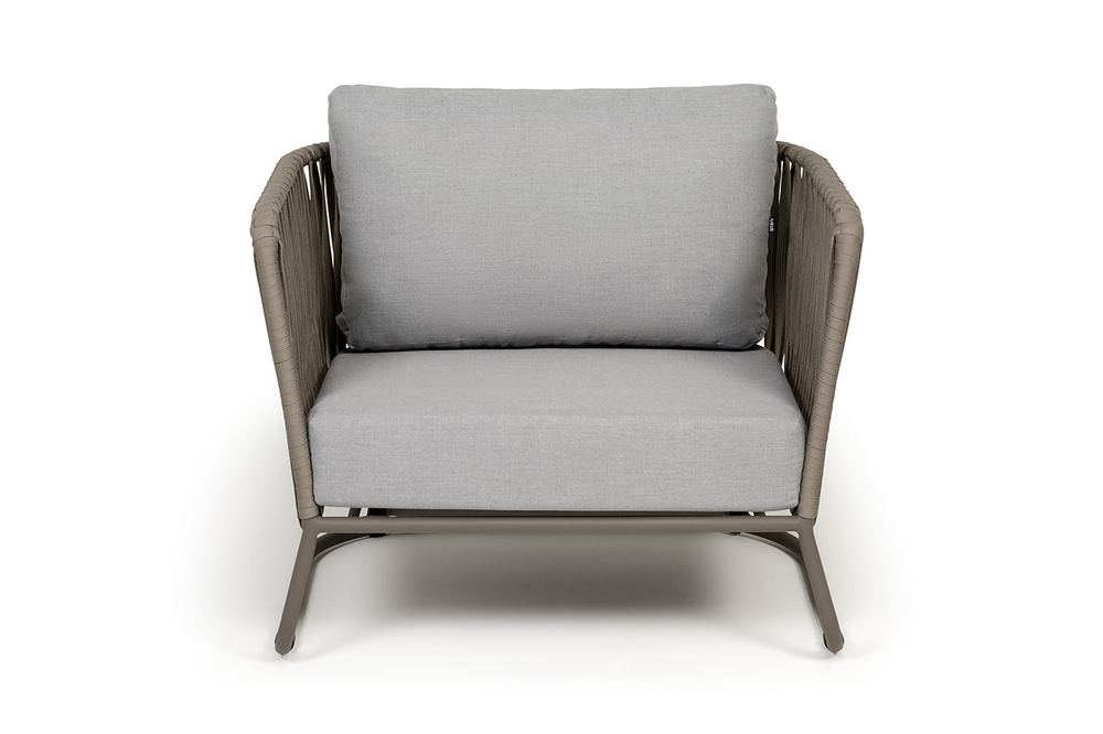 "Багамы" кресло плетеное из роупа, каркас алюминий бежево-серый (RAL7006) муар, роуп серо-коричневый 23мм, ткань светло-серая