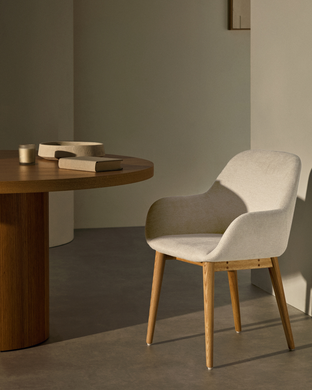 Стул Konna бежевого цвета с ножками из массива ясеня