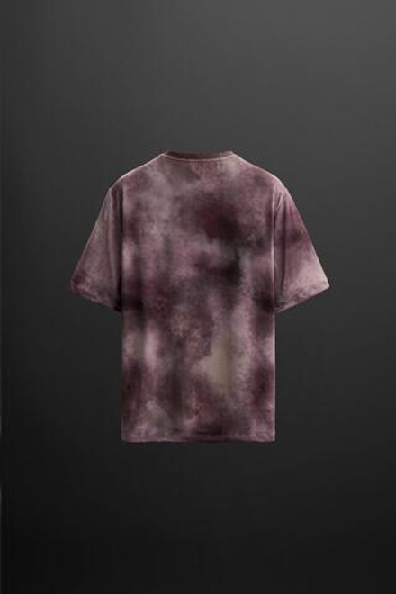 ZARA ПЕРФОРИРОВАННАЯ ФУТБОЛКА С ПРИНТОМ TIE DYE, БУРГУНДИ
