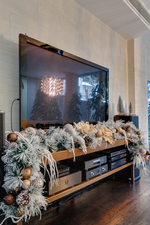 Дизайнерская заснеженная ель "Зимний карнавал"